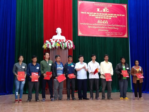 UBND tỉnh Kon Tum và Bộ Tư pháp tổ chức Lễ công bố và trao quyết định nhập quốc tịch Việt Nam cho đối tượng là người di cư tự do và kết hôn không giá thú