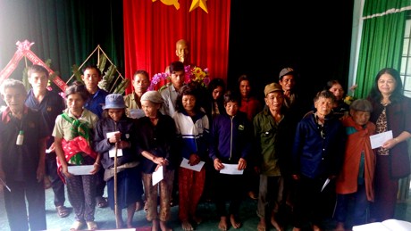 Sở Tư pháp trao tặng quà thân nhân gia đình liệt sỹ, có công cách mạng tại xã Ngọc Linh nhân Kỷ niệm 71 năm Ngày Thương binh - Liệt sỹ (27/7/1947- 27/7/2018).