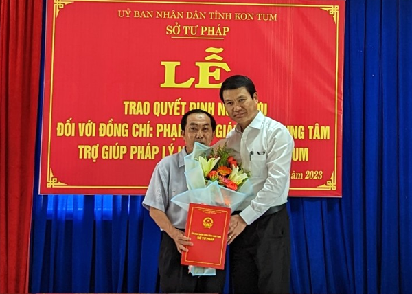 Trao quyết định nghỉ hưu đối với Giám đốc Trung tâm Trợ giúp pháp lý Nhà nước
