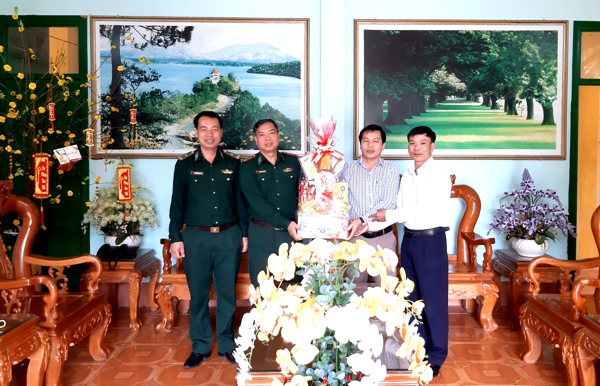 Lãnh đạo Sở Tư pháp tỉnh Kon Tum thăm và chúc tết Nguyên đán Quý Mão 2023 tại Đồn biên phòng Cửa khẩu Quốc tế Bờ Y