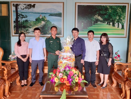 Lãnh đạo Sở Tư pháp tỉnh Kon Tum thăm và chúc tết Đồn biên phòng Cửa khẩu Quốc tế Bờ Y