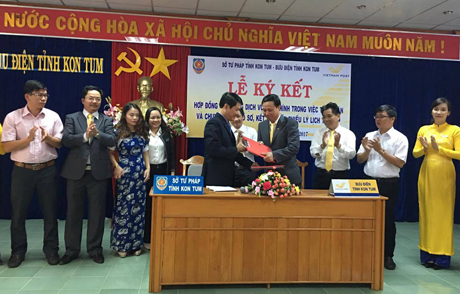Lễ ký kết hợp đồng cung ứng dịch vụ bưu chính trong việc tiếp nhận và chuyển phát hồ sơ, kết quả cấp phiếu lý lịch tư pháp
