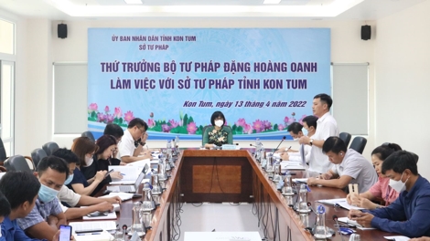 Thứ trưởng Bộ Tư pháp Đặng Hoàng Oanh làm việc với Sở Tư pháp Kon Tum