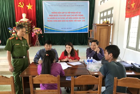 Hỗ trợ người dân di cư tự do, kết hôn không giá thú lập hồ sơ nhập quốc tịch, đăng ký kết hôn và giấy khai sinh tại Kon Tum