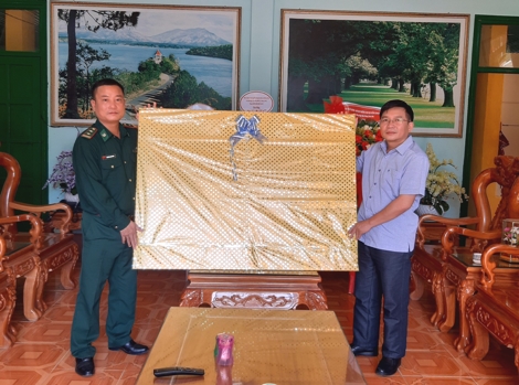 Lãnh đạo Sở Tư pháp tỉnh Kon Tum thăm Đồn Biên phòng Cửa khẩu Quốc tế Bờ Y nhân Ngày truyền thống Bộ đội Biên phòng và Ngày Biên phòng toàn dân