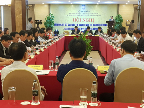 Khối Cơ quan Tư pháp các tỉnh Duyên hải Miền Trung-Tây Nguyên ký kết giao ước thi đua năm 2018