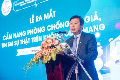 Tuyên truyền phổ biến cẩm nang phòng chống tin giả, tin sai sự thật trên không gian mạng
