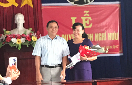 Trao quyết định nghỉ hưu cho công chức.