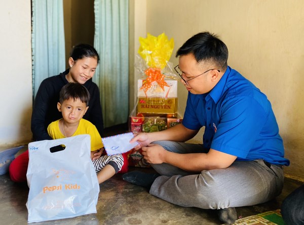 Chi đoàn Sở Tư pháp phối hợp cùng chi đoàn Sở Xây dựng đã cùng nhau đến thăm và chúc Tết các em nhỏ có hoàn cảnh khó khăn tại huyện Đắk Hà
