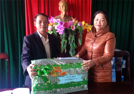 Sở Tư pháp tỉnh Kon Tum thăm và chúc tết Nguyên Đán Đinh Dậu 2017 và tham gia hoạt động “Ngày hội bánh chưng xanh” tại xã kết nghĩa Ngọc Linh.