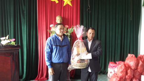 Sở Tư pháp tỉnh Kon Tum thăm và chúc tết tại xã kết nghĩa Ngọc Linh.