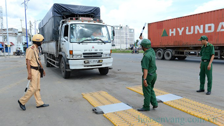 UBND tỉnh chỉ đạo chấn chỉnh và xử lý tình trạng phương tiện vận tải đường bộ vi phạm chở hàng quá tải trọng cho phép