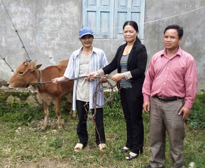 Sở Tư pháp tỉnh Kon Tum trao tặng bò cho 03 hộ nghèo trên địa bàn xã Ngọc Linh - huyện ĐăkGlei